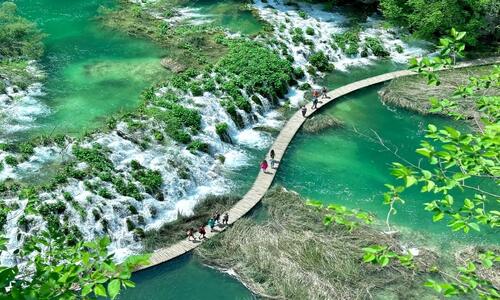 Plitvice-lower-lakes-boardwalk-from-viewpoint